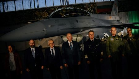 ABD’den satın alınan F-16’ların birincisi Bulgaristan’da: Merasimle karşılandı