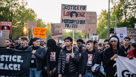Almanya’da polis siyah genci vurarak öldürdü