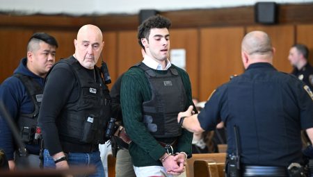 CEO’u öldürmekten yargılanan Luigi Mangione suçlamayı reddetti