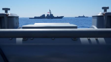 Güney Çin Denizi’nde tansiyon: İki donanma karşı karşıya geldi