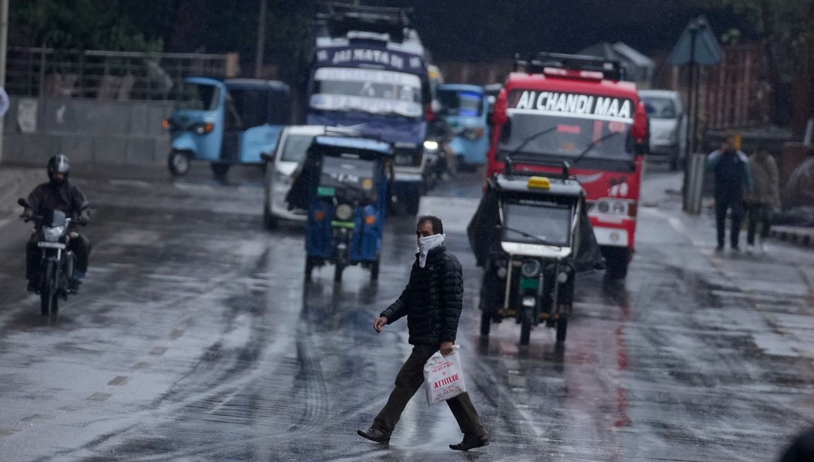 Hindistan ve Nepal’de şiddetli yağışlar: 92 kişi öldü