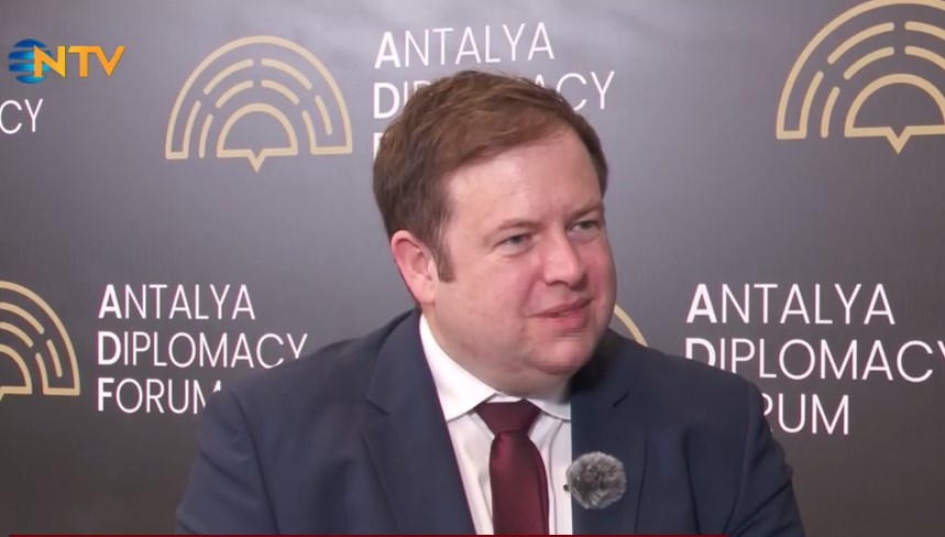 İngiliz Bakan NTV’ye konuştu: Ukrayna’da barış için top Rusya’da