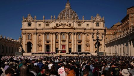 Papa Francis, son seyahatine uğurlanıyor