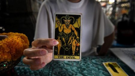 Ruslar fala güveniyor: Savaşın geleceğini tarot kartlarında arıyorlar