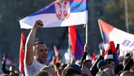 “Sırbistan’ı Vermeyiz” mitingi: Vucic destekçisi 55 bin kişi katıldı