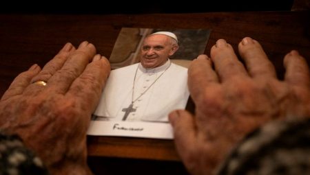 Vatikan’da yas devri: Papa’nın mezarı ziyaretçi akınına uğruyor