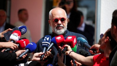 Arnavutluk’ta seçim: Başbakan Rama’nın partisi önde