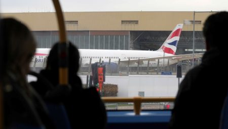 Londra’da havalimanında kaos: Uçuşlar gecikti, uzun kuyruklar oluştu