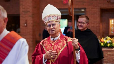 Papa Leo’dan birinci ayin: “Bu dünyanın karanlık gecelerine ışık getirmeyi umuyorum”