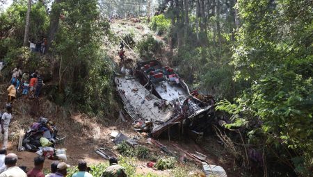 Sri Lanka’da yolcu otobüsü uçuruma yuvarlandı: 21 meyyit
