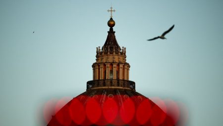 Vatikan hazır: Kilise tarihine damga vuracak seçim başladı