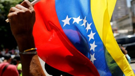 Venezuela, “terör tehdidi” nedeniyle Kolombiya ile uçuşları  durdurdu