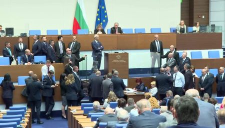 Bulgaristan Parlamentosu’nda “Euro’ya geçiş” arbedesi