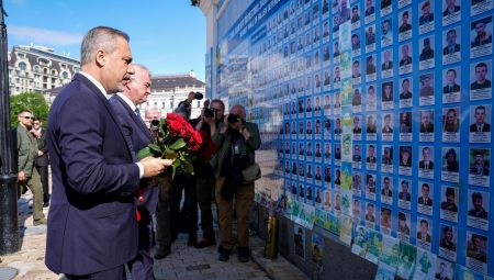 Dışişleri Bakanı Fidan, Kiev’de: Anma Duvarı’na çiçek bıraktı