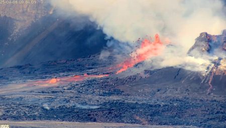 Dünyanın en etkin yanardağı, yine patladı