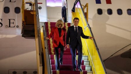 Fransa Cumhurbaşkanı Macron, uçakta eşi Brigitte tarafından tokatlandı