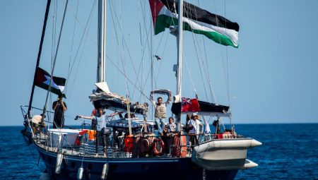 Gazze’ye giden yardım gemisi, Akdeniz’de 4 Libyalı göçmeni kurtardı