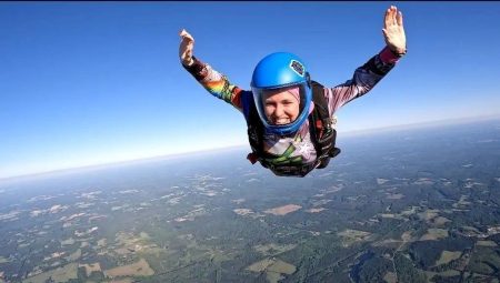 Gökyüzünde facia: Havada öteki paraşütçüye çarptı