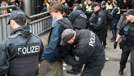 Hamburg’da tren istasyonunda “silah ve kesici alet” araması
