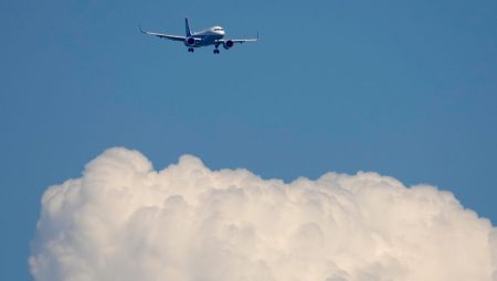 Havada panik: Yolcu acil çıkış kapısını açmaya çalıştı, uçak acil iniş yaptı