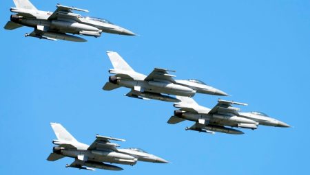 Hollanda, Romanya’ya 18 F-16 bağışladı