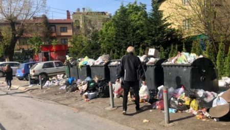 Kosova’da grev: Sokaklar çöp yığınlarıyla doldu