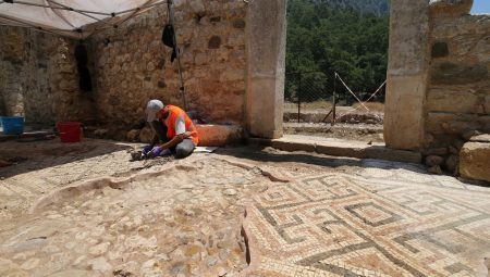 Olympos Antik Kenti’nde yeni mozaik alanları bulundu