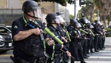 Trump bayrak yakanlar için mahpus cezası istedi