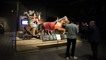 Van Müzesi ziyaretçileri tarihi seyahate çıkarıyor