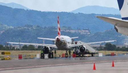 Uçağın motoruna atlayarak intihar etti: Yolcular o anları anlattı