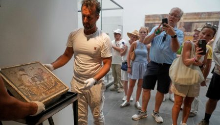 80 yıllık sır çözüldü: Çalınan erotik mozaik, yurduna döndü
